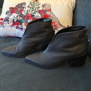 Kaanas black booties // size 7M